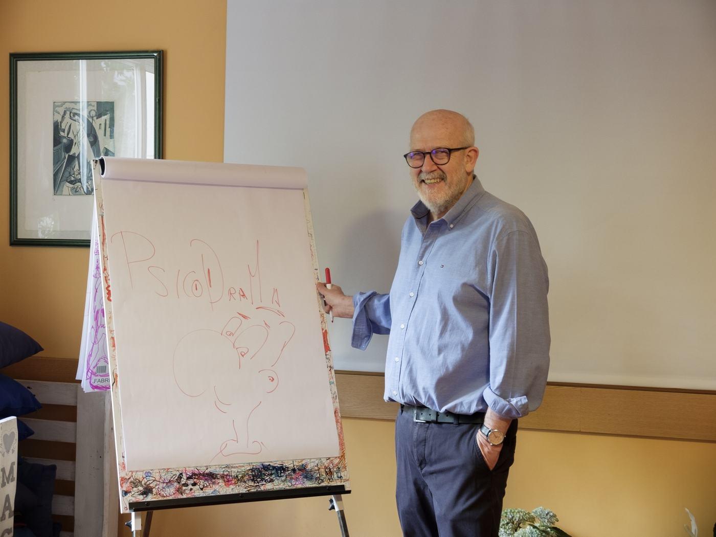Profesor junto a pizarra durante la formación